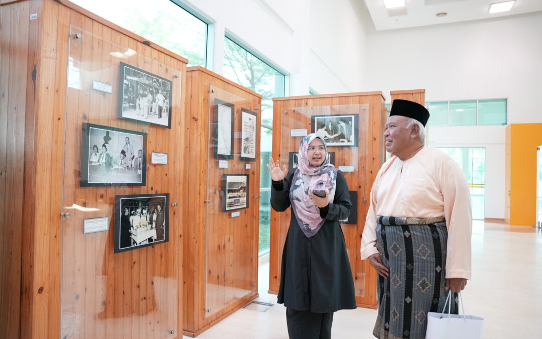 Pameran Fotografi Ahmad Perang: Meluru Laju Di Rel Waktu